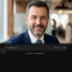 Портрет уверенного бизнесмена компании Клинофф Сити на размытом фоне в студийном освещении